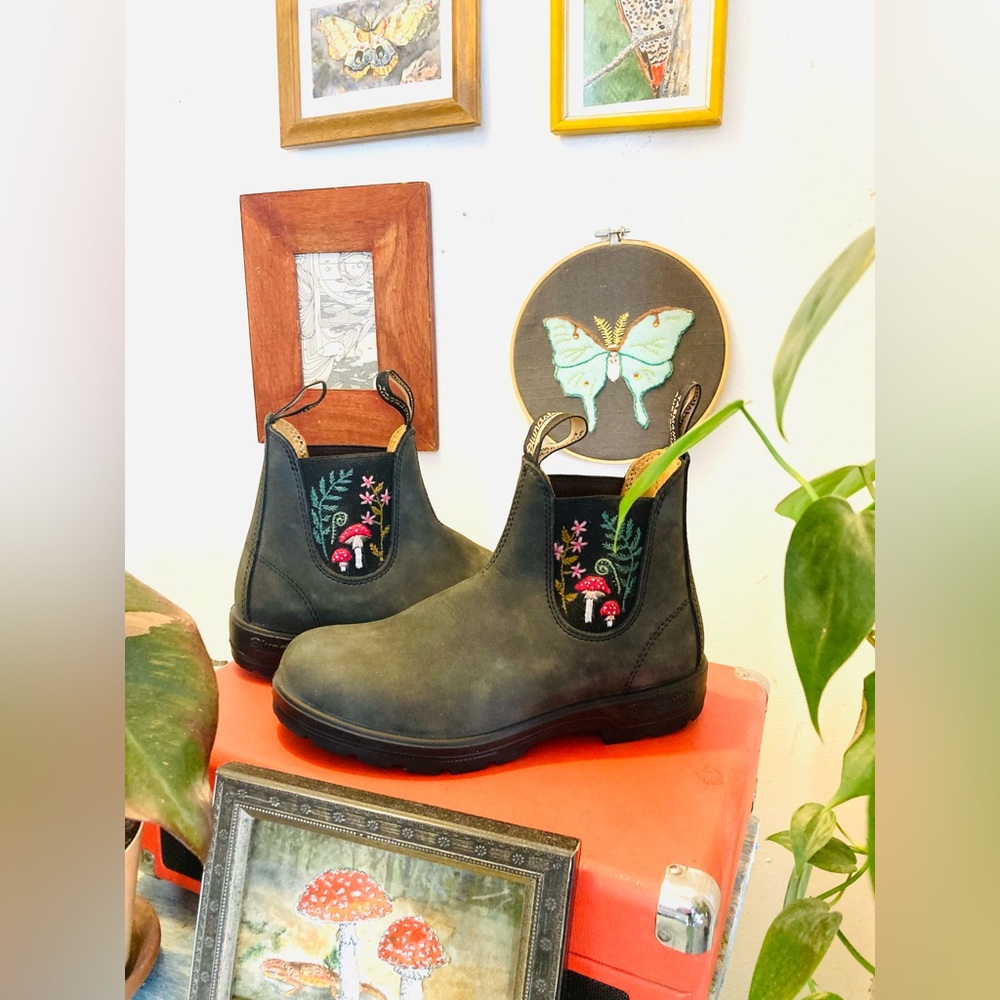 OOAK! Blundstone Classics #587 Leather Boots Women’s 8 Rustic Black Embroidered - Picture 2 of 11